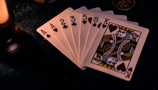Layar live-dealer blackjack dengan studio multi-kamera dan dealer profesional